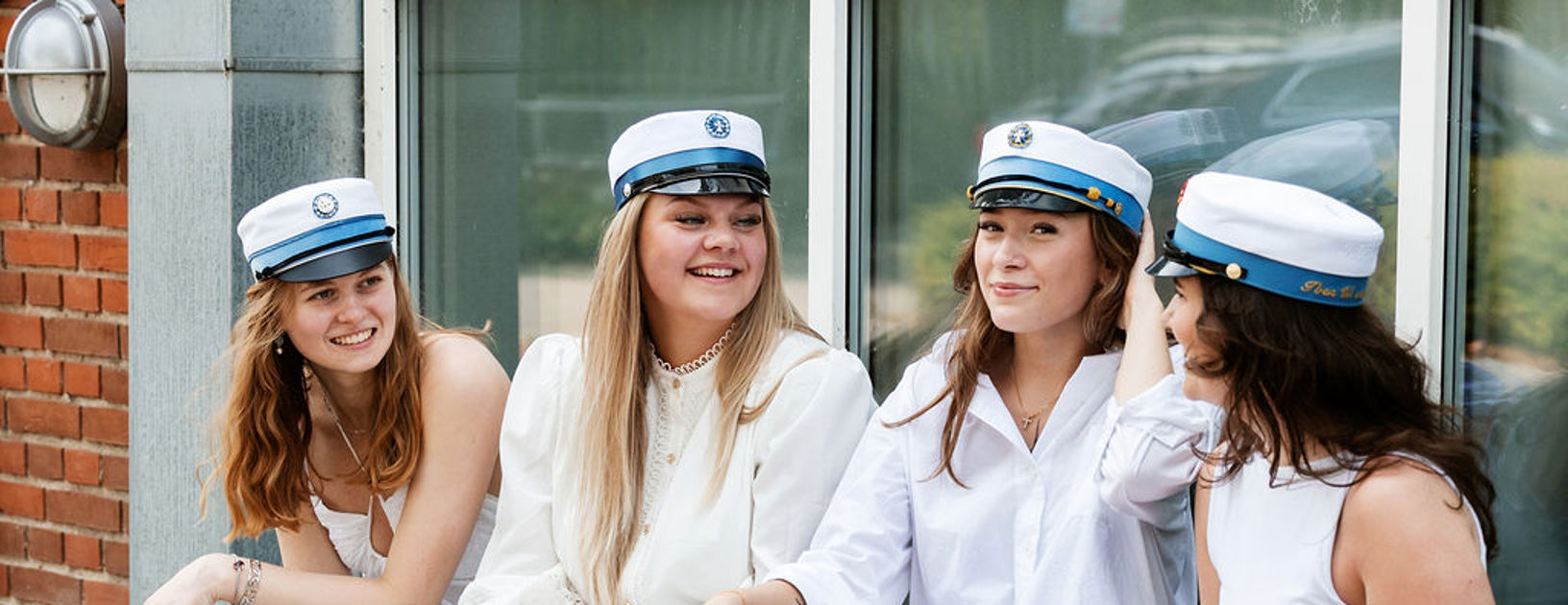 4 Studenter Piger Foran Skolen